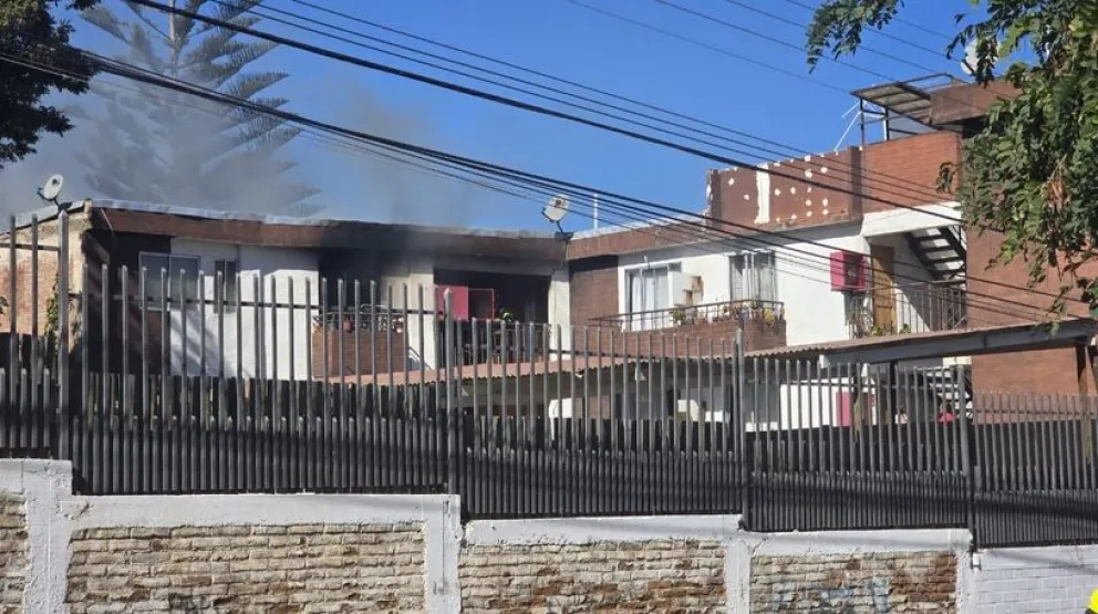 Una vez controlado el siniestro, personal de emergencias encontró el cuerpo de la mujer fallecida. 