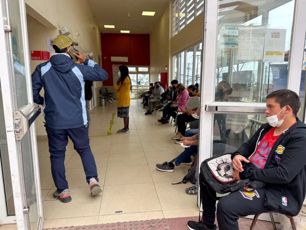 El uso obligatorio de mascarillas en servicios de urgencia rige hasta agosto y contempla multas que pueden superar los $60 millones.