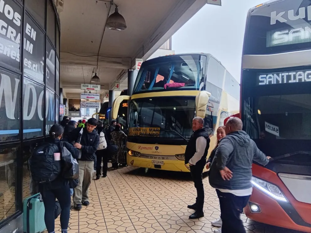 Desde las primeras horas de ayer se vio gran movimiento en los terminales de buses de La Serena y Coquimbo. (Foto: Oscar Rosales)