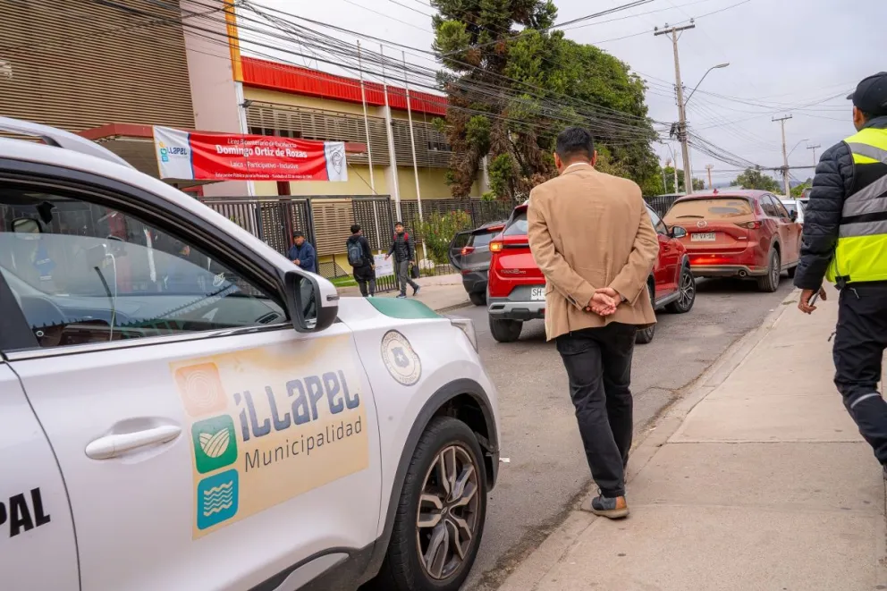 El alcalde de Illapel, Denis Cortés, informó que se ha reforzado la coordinación entre el personal municipal y Carabineros mediante patrullajes preventivos en las inmediaciones de los colegios, especialmente en horarios de ingreso y salida. (Foto: Cedida)