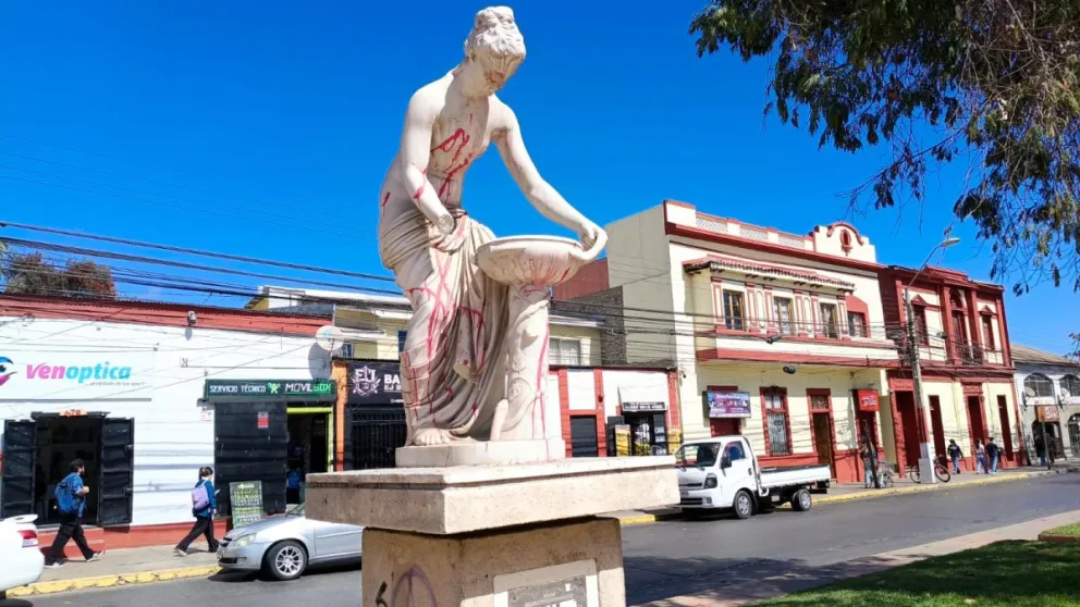 La mayor parte de las estatuas de la avenida Francisco de Aguirre fueron dañadas durante el estallido social. A más de seis años de dicho evento, aún no se ha realizado una restauración del lugar. (Foto: El Día)