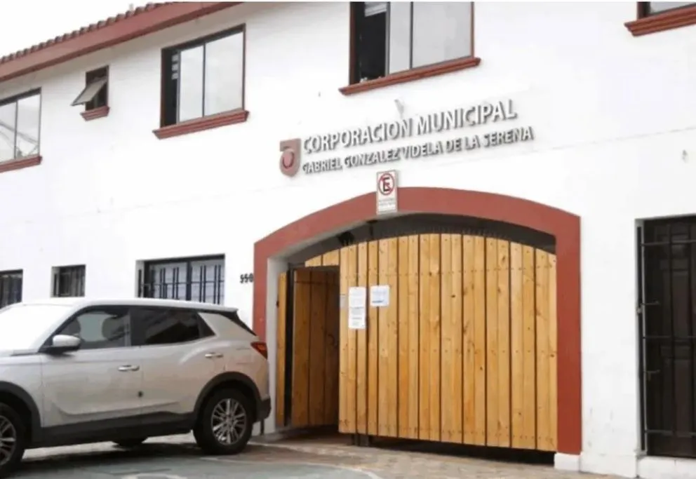 Suman y siguen: 191 funcionarios públicos trabajaron en sector privado estando con licencia médica