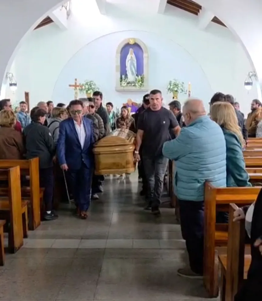 El féretro de Adan Godoy, excuidatubos de la selección chilena en el Mundial de 1962, partió a los 91 años. Su familia lo despidió este mediodía con una emotiva ceremonia. (Foto: El Día)