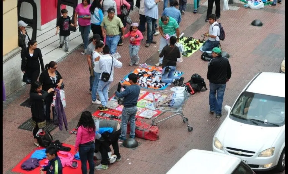 En el pasado quedaron las imágenes de calle Cordovéz repleta de comercio ambulante, algo que los locatarios establecidos agradecen. (Foto: El Día)