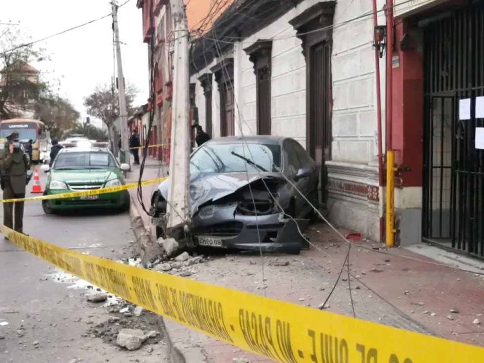 Además del daño material, los choques a postes del alumbrado público suelen dejar sin energía eléctrica a miles de personas. (Foto: El Día)