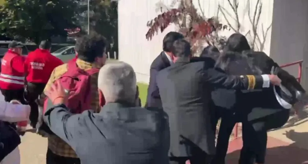 La secretaria de Estado debió abandonar apresuradamente el Aula Magna, resguardada mientras en el exterior se desarrollaba una protesta. (Foto: Captura de Pantalla / Radio BioBio)