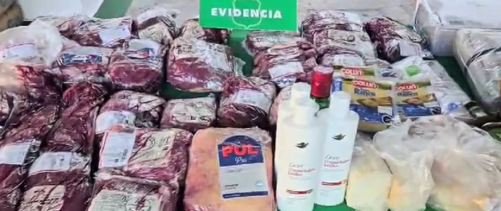 Los sujetos actuaban de forma coordinada y silenciosa, ocultando productos en mochilas y entre sus vestimentas.