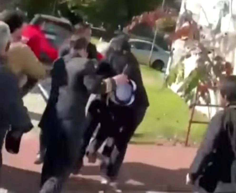 La ministra de  Ciencias, Ximena Lincolao, debió ser protegida y subida a un vehículo frente a las agresiones que sufrió por parte de supuestos estudiantes. (Foto: Captura de Video)