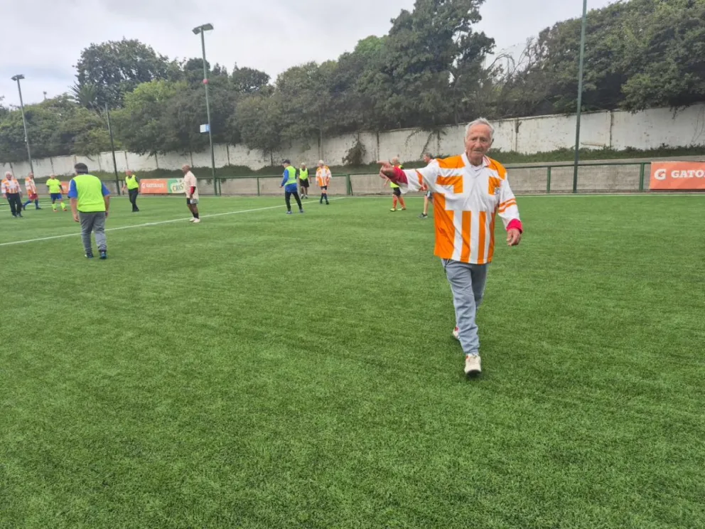 El juego se reanuda y el Nano comienza de nuevo a correr en una verdadera danza con el balón que lo devuelve al barrio y lo redime del homenaje que le deben. (Foto: Municipalidad de La Serena)