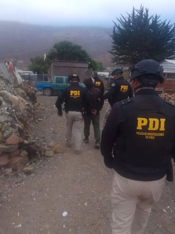 Un trabajo coordinado entre la Policía de Investigaciones y el Ministerio Público permitió identificar a las tres personas involucradas en el homicidio de un hombre de 39 años, ocurrido el 30 de diciembre de 2024. (Foto: Cedida)