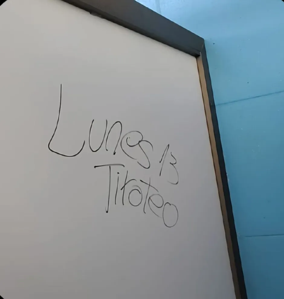 Este mensaje encontrado en un baño del Colegio Santa María Eufrasia motivó la activación de protocolos de seguridad como medida preventiva. (Foto: Cedida)