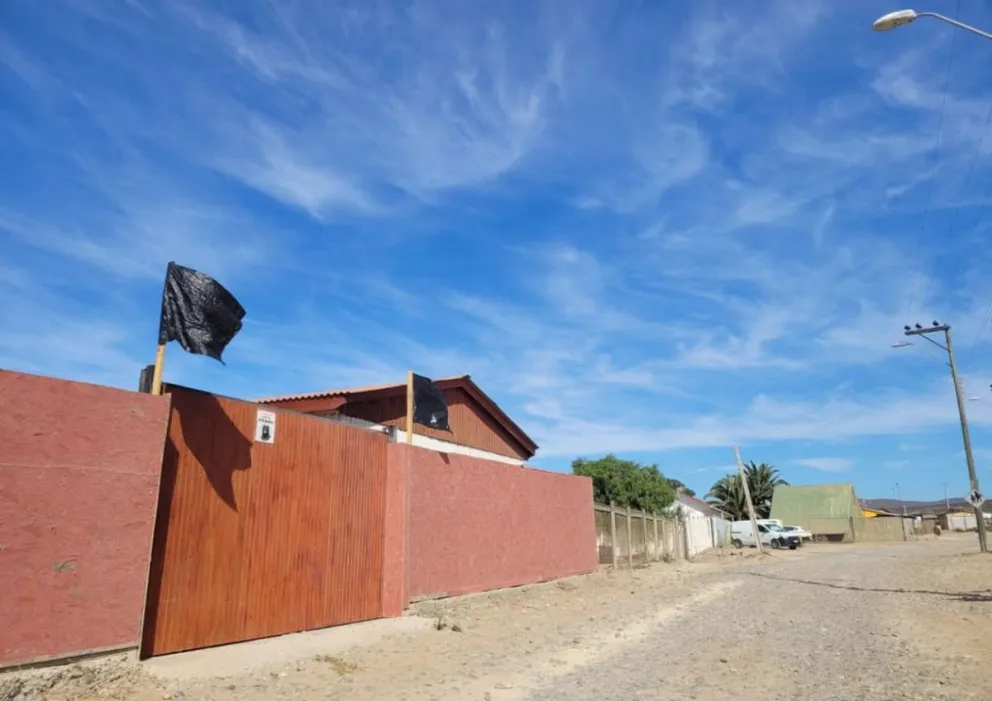En casas de Puerto Aldea y Tongoy se pueden observar globos y banderas negras a modo de protesta por las condiciones en las que se encuentra el camino entre ambas localidades. (Foto: Cedida)