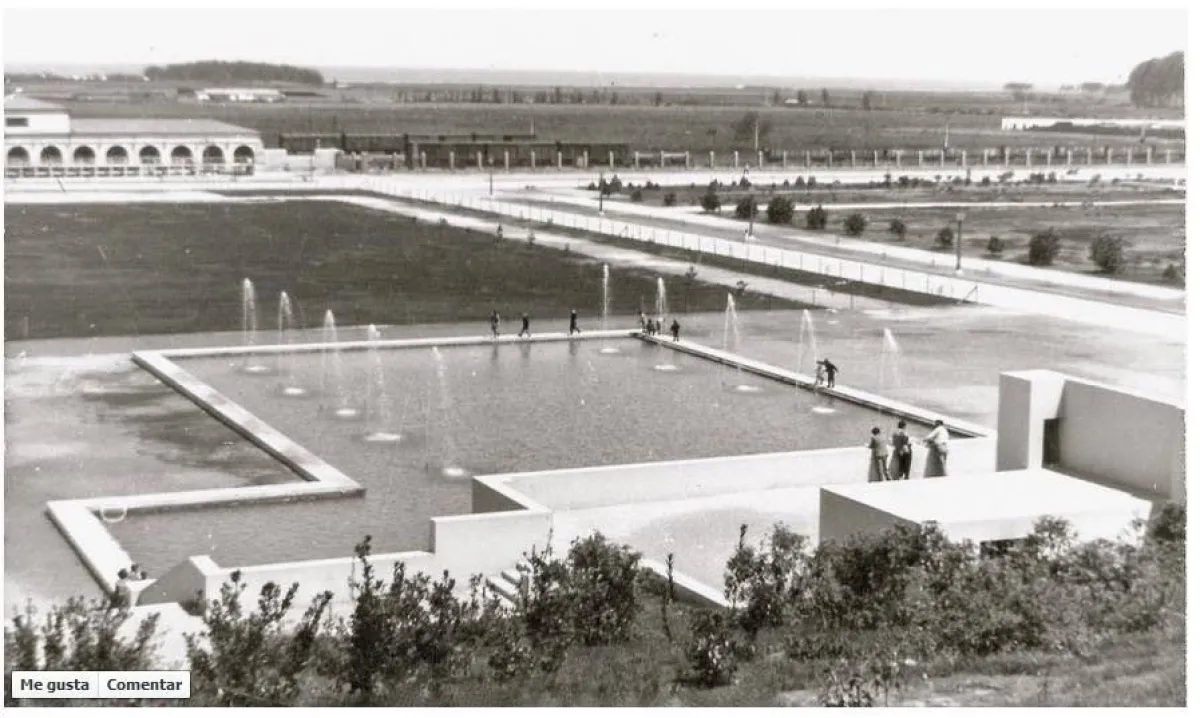 Espejo de Agua: Transformación de paseo familiar a estacionamiento Espejo de Agua: Transformación de paseo familiar a estacionamiento