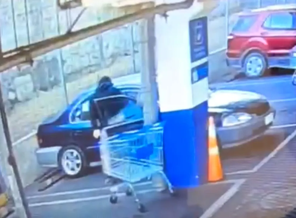 En la imagen de la cámara de seguridad se puede observar el robo ocurrido el pasado sábado en el supermercado Líder de Coquimbo. (Foto: Captura de video)