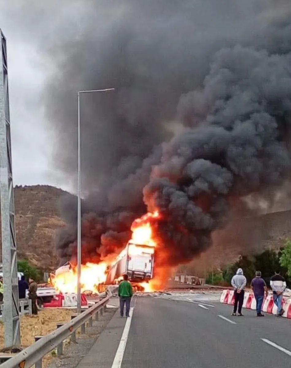 Incendio de camión paraliza tránsito en Ruta 5 de Ovalle