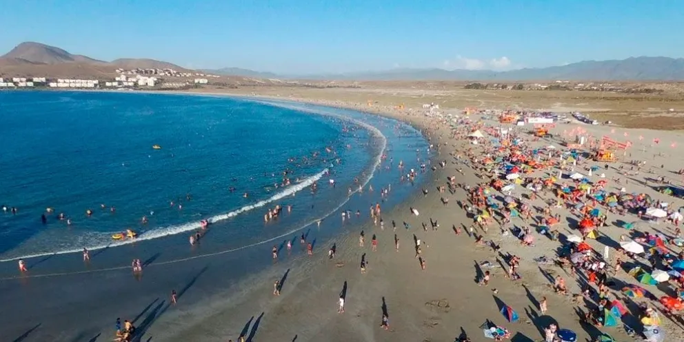 Tongoy recibe a miles de turistas que llegan a descansar y disfrutar de sus playas, pescados y mariscos. Sin embargo, no siempre fue así: también fue un puerto de embarque de la producción de la mina Tamaya.