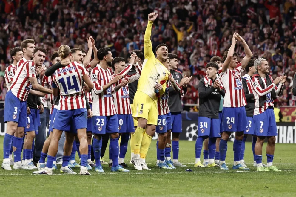 Los jugadores del Atlético de Madrid celebran con la afición al finalizar el partido de vuelta de cuartos de final de Liga de Campeones. (Foto: EFE)