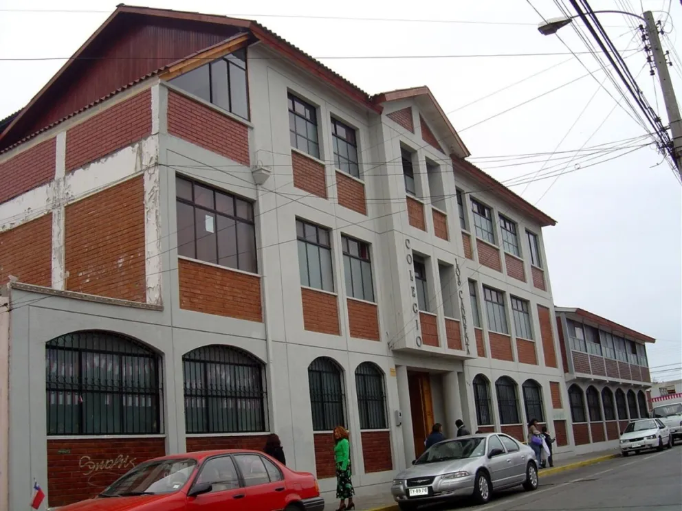 El establecimiento activó el protocolo correspondiente y dio aviso a la Segunda Comisaría de Carabineros, cuyos funcionarios se hicieron presentes en el recinto.