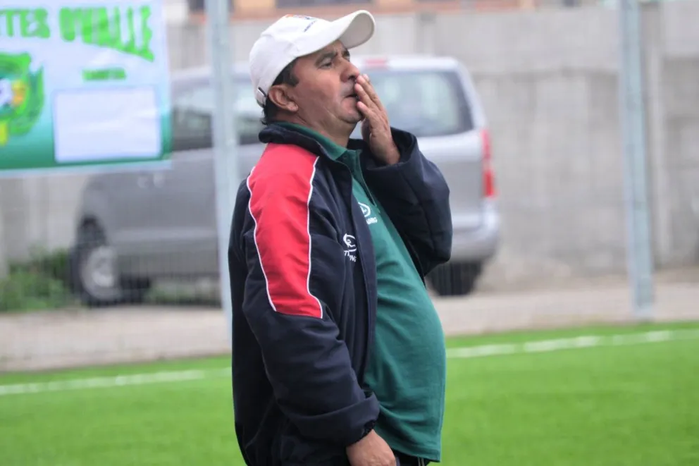 Ramón Contreras asumió la dirección técnica de Deportes Ovalle de cara al debut ante Deportes Vallenar, en el esperado regreso del club al fútbol tras diez años de ausencia.