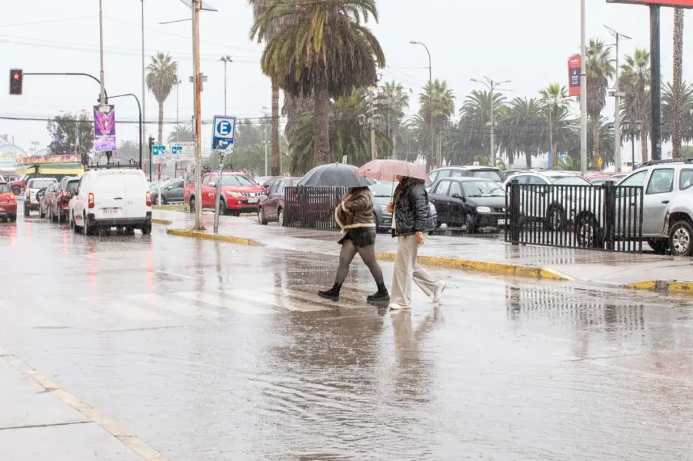 ¿Sopaipillas y paraguas? Invierno podría dejar hasta 200 mm de lluvia en la región
