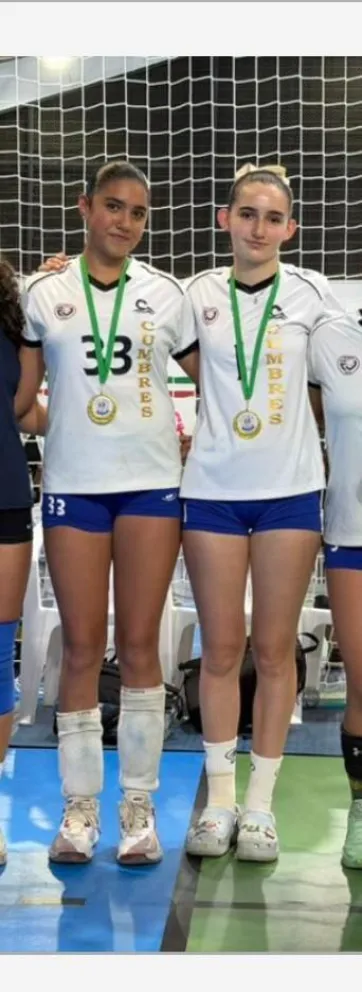 Dominga Iduya Parada y Magdalena Véliz están viviendo una experiencia clave en su desarrollo deportivo al integrar la concentración nacional de la selección chilena U15 de vóleibol. (Foto: Cumbres de Salamanca)
