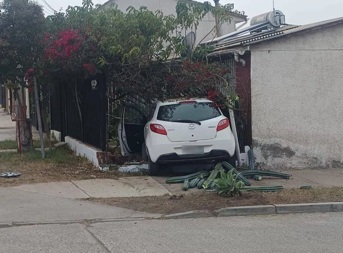 Conductor ebrio choca casa y huye en Ovalle Conductor ebrio choca casa y huye en Ovalle