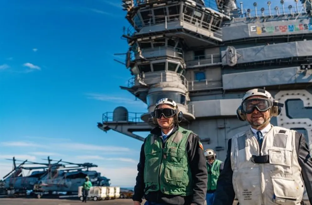 Kast visita histórico portaaviones de EE.UU. frente a las costas de Coquimbo