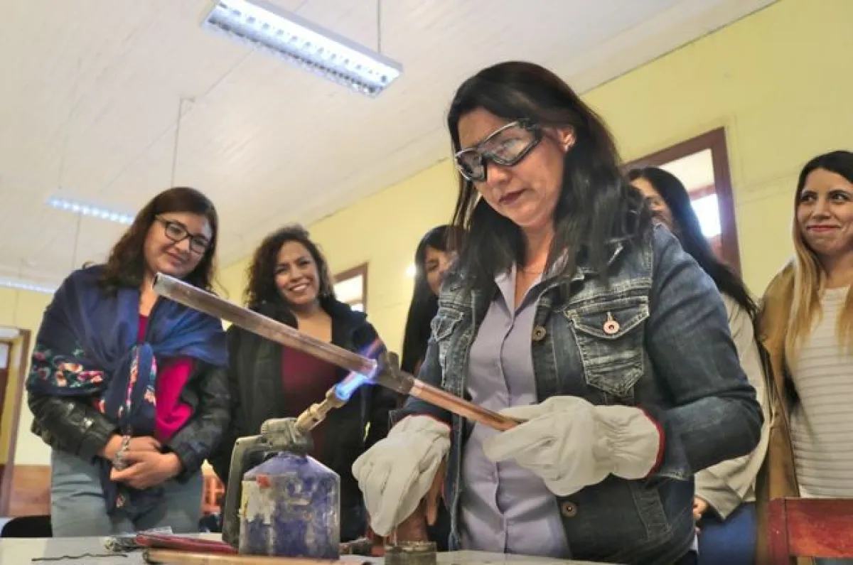 Aguas del Valle abre postulaciones a programa Mujeres Gásfiter