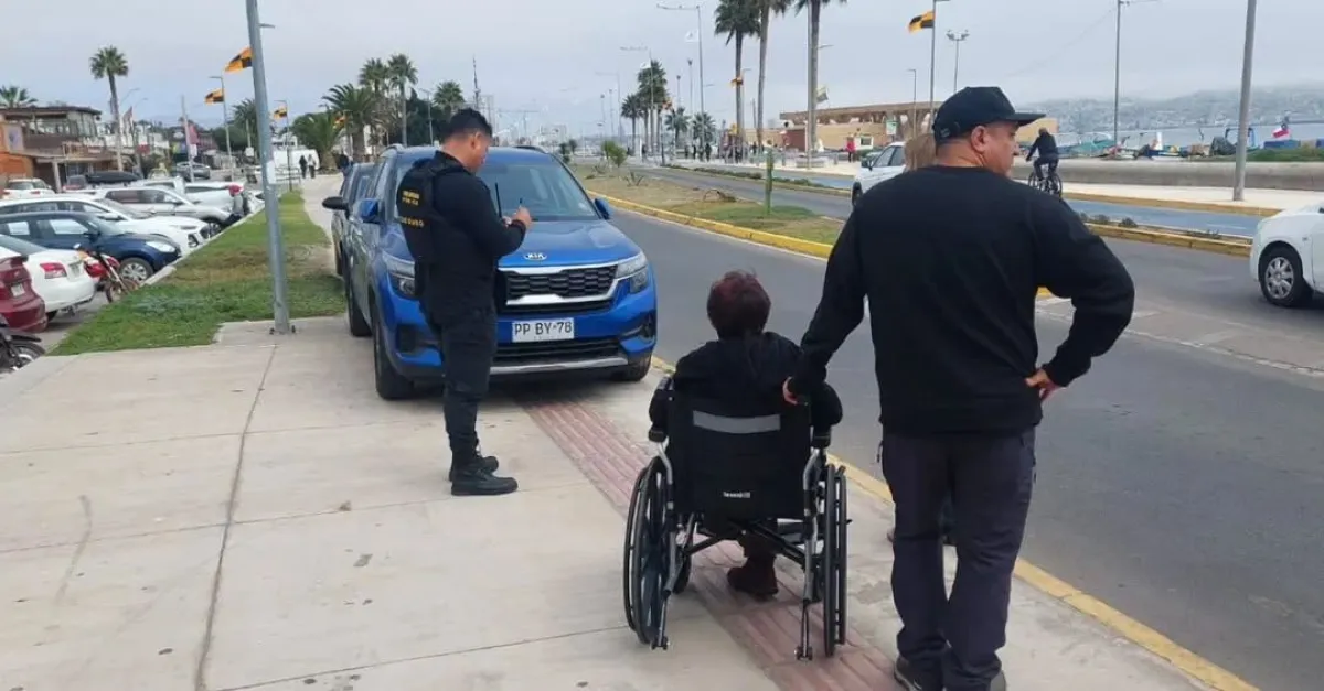 Denuncian uso de veredas como estacionamiento en paseo de borde costero