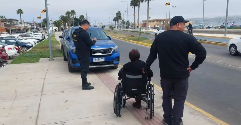 Denuncian uso de veredas como estacionamiento en paseo de borde costero