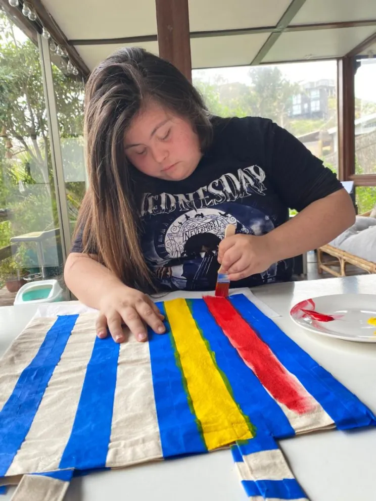 Samantha tiene 25 años, síndrome de Down y un talento que no deja indiferente a quienes se detienen frente a sus creaciones. (Foto: Cedida)
