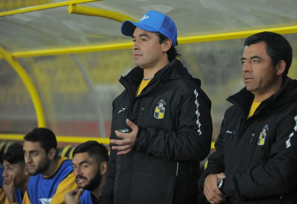 En la previa, el actual entrenador de Ñublense y exDT de Coquimbo Unido felicitó al cuadro pirata tras imponerse a Universitario en Lima. (Foto: Cristian Silva)