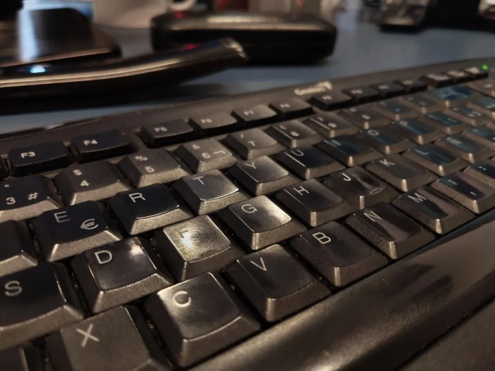 El secreto de tu teclado: la función clave de las líneas en la F y la J que casi nadie conoce