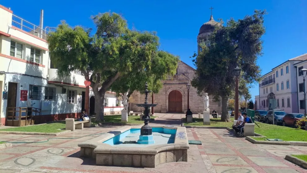 La plaza Santo Domingo o popularmente conocida como "plaza de los gorreados" se encuentra en pleno casco histórico de La Serena. (Foto: El Día)