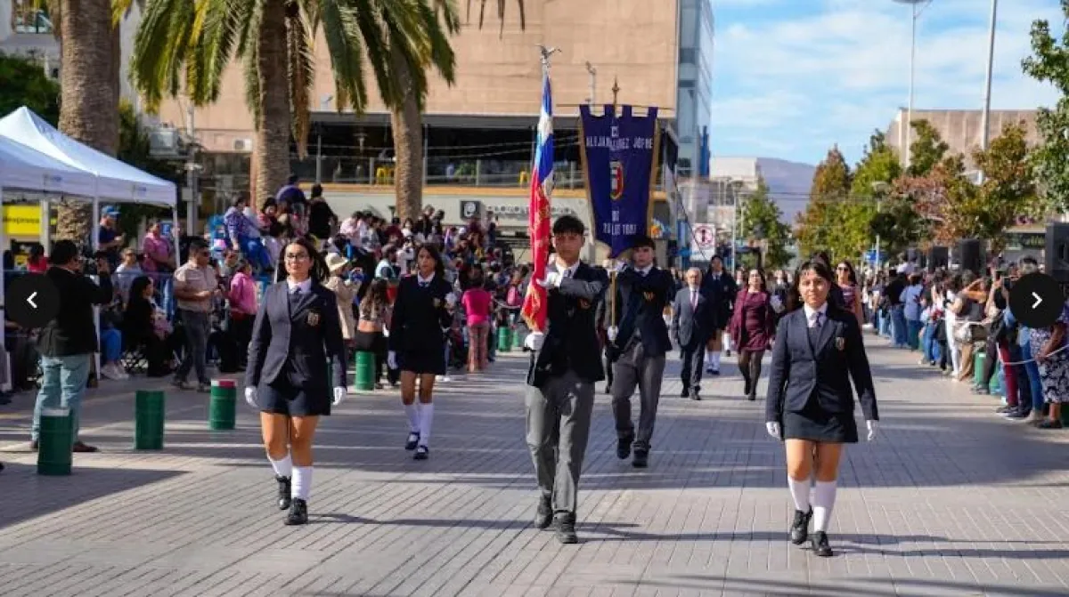 Desfile de Ovalle destaca a vecinos en su aniversario