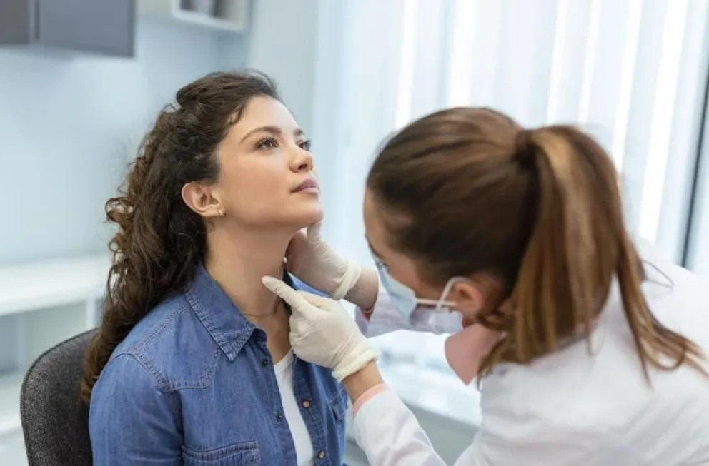 Especialista advierte sobre hábitos que dañan la voz