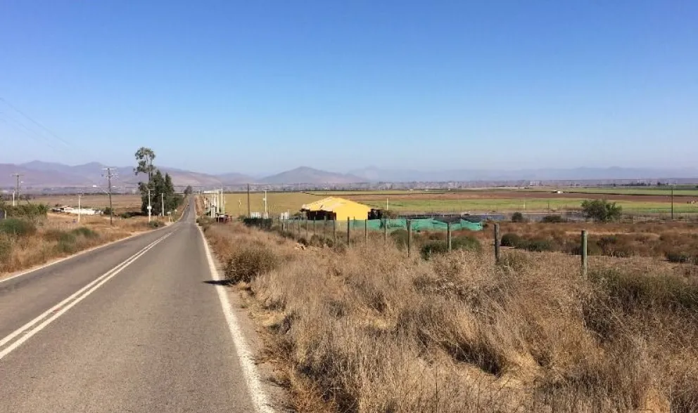 Habitantes del sector señalan que, ante la falta de veredas, muchas personas deben caminar por la carretera. (Foto: El Ovallino)