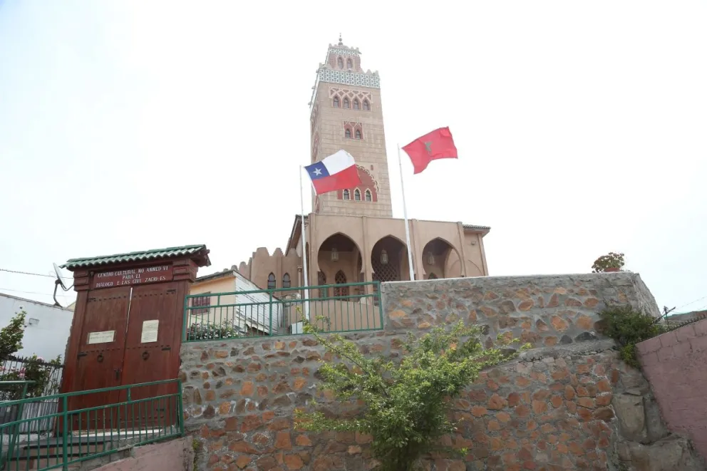 La Mezquita de Coquimbo, cuyo origen se remonta a la década de 1990, se ha convertido en un punto turístico ineludible para visitantes y turistas. Fue construida por artesanos marroquíes.