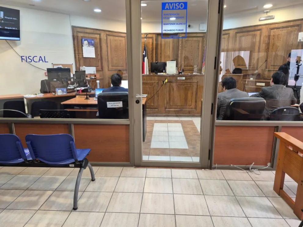 El tribunal acogió parcialmente la solicitud, ordenando un plazo de cinco días de aislamiento o separación del resto de los reclusos, periodo considerado necesario para gestionar su traslado a otro recinto penal.