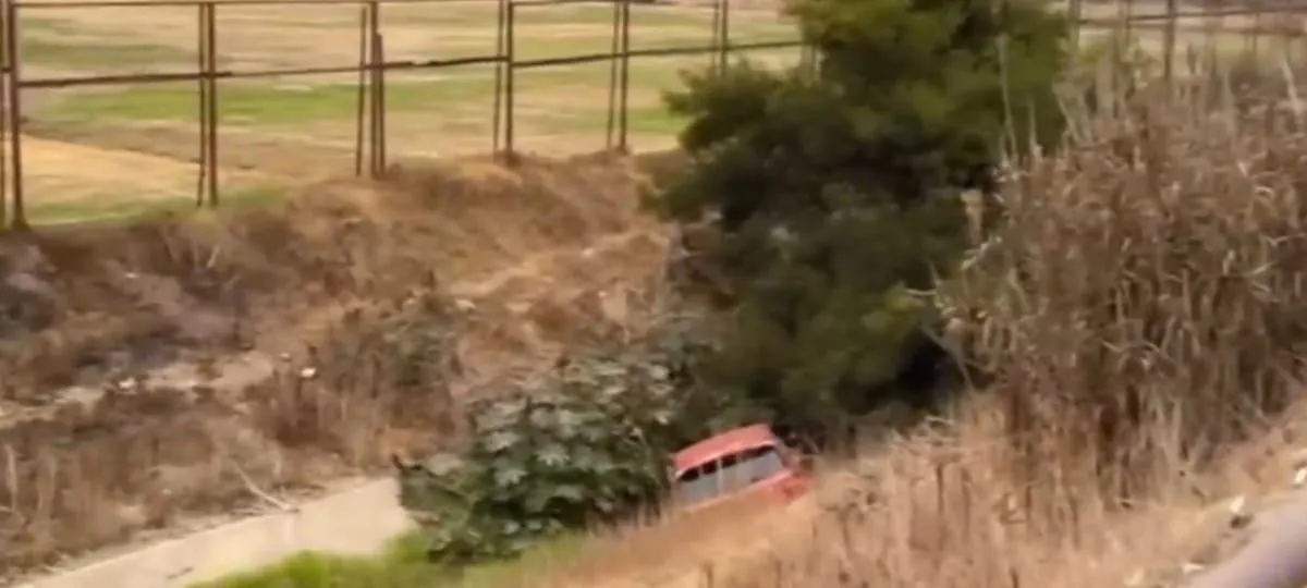 Conductor vuelca en subida de avenida 18 de Septiembre en La Serena