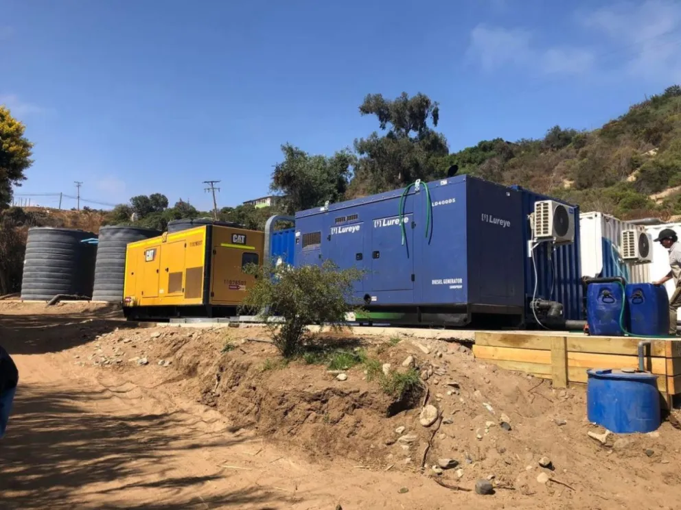 El informe reitera la falta de pretil de contención antiderrames para el combustible del grupo generador, situación que ya había sido observada y no fue corregida.