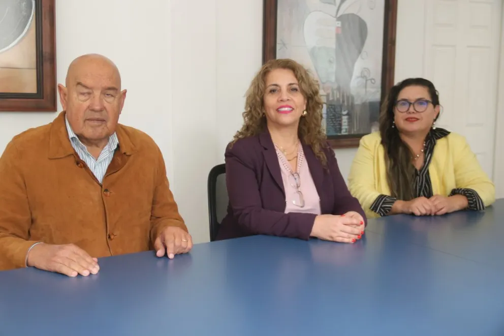Jesús Parra, presidente de la Asociación de Funcionarios Municipales de La Serena, Lizeti Sotelo Canales, presidenta nacional de la Confederación de Funcionarios Municipales de Chile y Susana Vera Montaña, directora de ASEMUCH La Serena. (Foto: El Día)