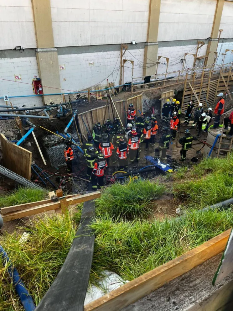 El trabajador se encontraba atrapado desde el torso hacia abajo, pero se mantuvo consciente durante todo el operativo de rescate. (Foto: El Día)