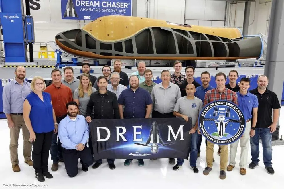 El éxito de Artemis II fue para Cristian Cortés (en primera fila, cuarto de la imagen desde la derecha, sosteniendo la pancarta), uno de los momentos más significativos de su carrera. (Foto: Cedida)