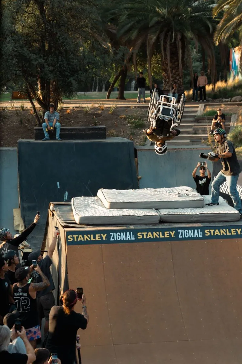 Sebastián Erazo realiza backflip histórico en silla de ruedas