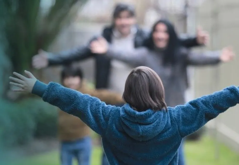 El acogimiento familiar permite que niños y niñas crezcan en un entorno cercano, donde el afecto y la contención son parte de su desarrollo.