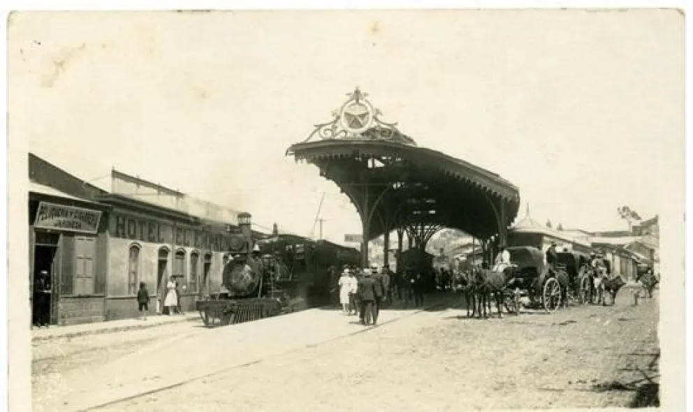 Así lucía la Estación Empalme en 1903, luego de ser instalada su estructura de metal traída desde Francia. Hoy en el lugar existe una réplica de su instalación original. 