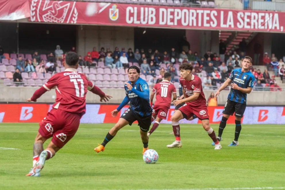 A pesar de la superioridad numérica y el control territorial, el elenco acerero no logró traducirlo en ocasiones claras. La Serena, en tanto, se replegó y apostó por resistir, manteniendo el orden defensivo y evitando mayores sobresaltos.