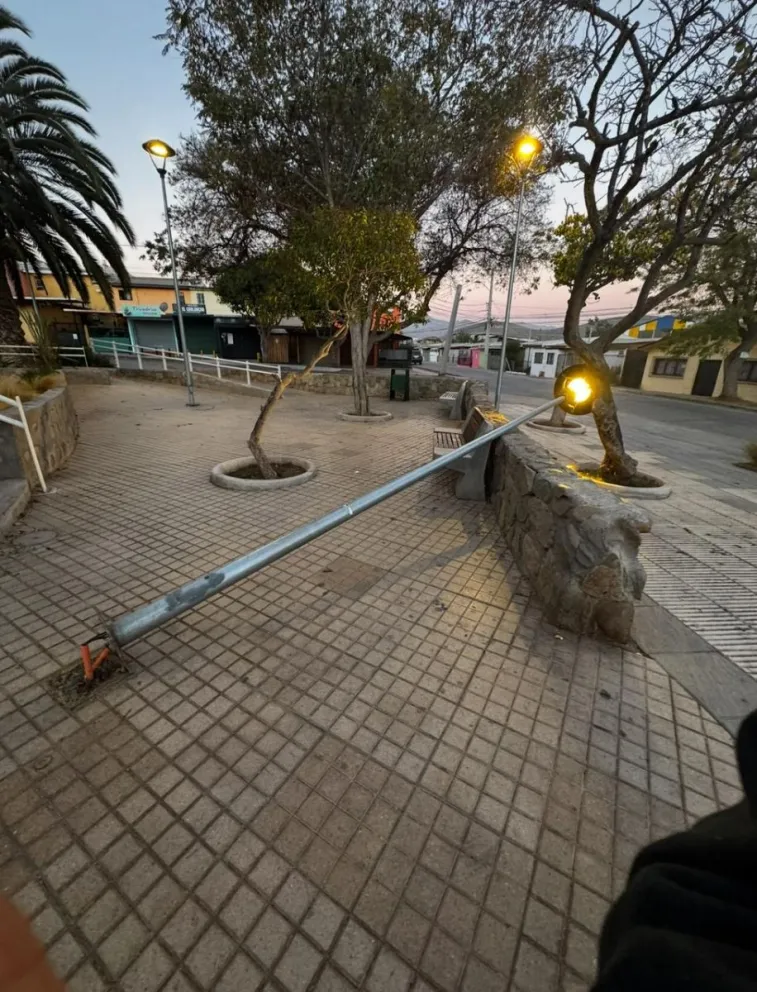 Adulta mayor resulta lesionada tras caída de poste de alumbrado en plaza de Ovalle