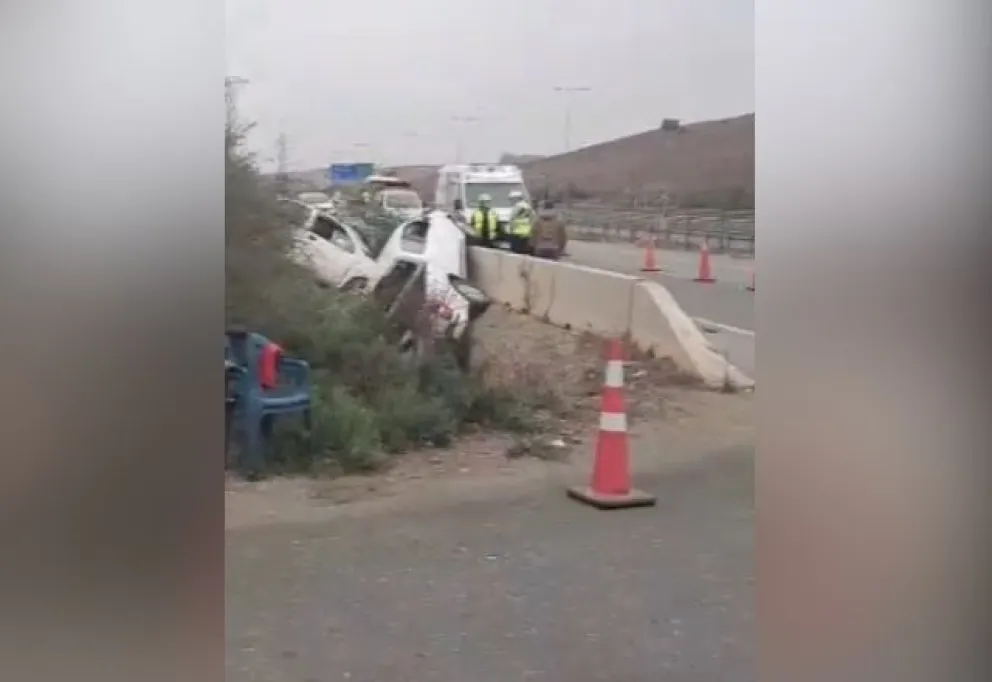 Ambos vehículos terminaron volcados: dos lesionados tras colisión en Serena Golf